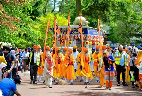 West Park turns orange as thousands attend Vaisakhi celebration - pictures and video | Express ...