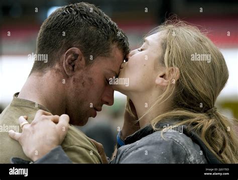 AARON TAYLOR-JOHNSON, ELIZABETH OLSEN, GODZILLA, 2014 Stock Photo - Alamy