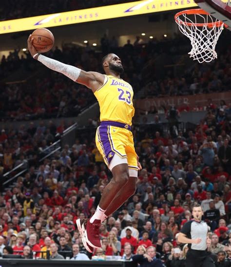 LeBron James: Lakers debut features dunks, highlights team's weakness