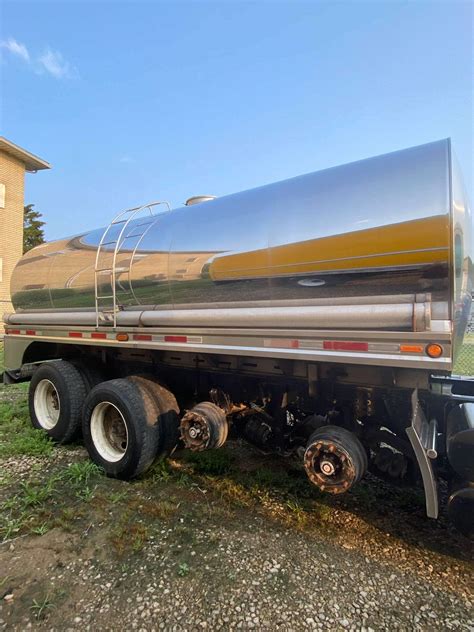 4000 Gallon S&R Stainless Steel Tank Trailer, 2011 - Revelation Machinery