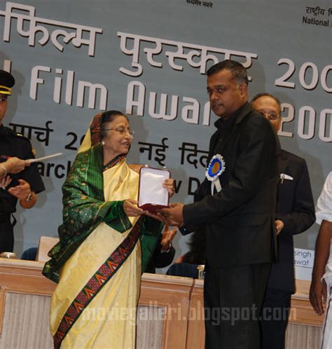 Gautham Vasudev Menon receives award from Prathibha Patil | Veethi