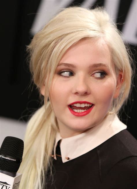 Abigail Breslin Red Lipstick | Abigail breslin, Red lipstick looks, Bright red lipstick