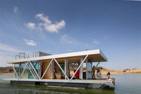 8 Modern Houseboats and Floating Homes That Will Make You Say Goodbye to Dry Land