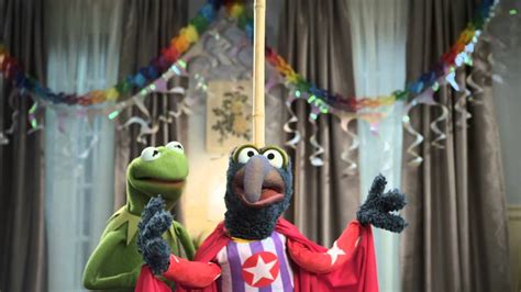 Gonzo Stunt Spectacular | Kermit's Party | The Muppets - YouTube