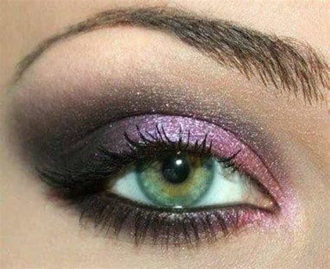 Best Eyeshadow Colors For Green Eyes To Make Them Pop