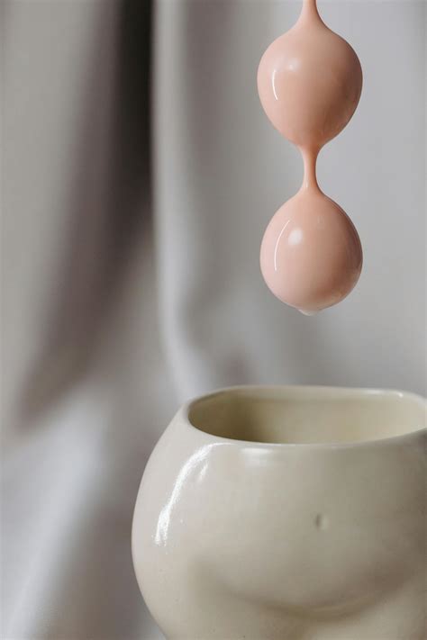 White Ceramic Vase With 2 Brown Eggs · Free Stock Photo