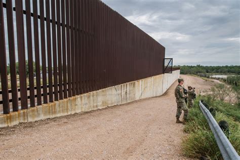 Texas Claims 1,700 Free Panels From Feds, Good for 1.3 Miles of Border ...