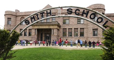 Students give Smith Elementary a goodbye hug | A1 | siouxcityjournal.com