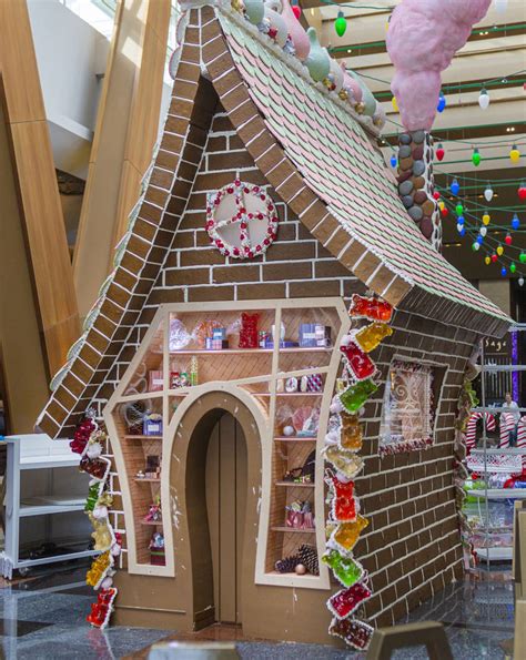 Life-size gingerbread house rises on the Las Vegas Strip — VIDEO | Las Vegas Review-Journal