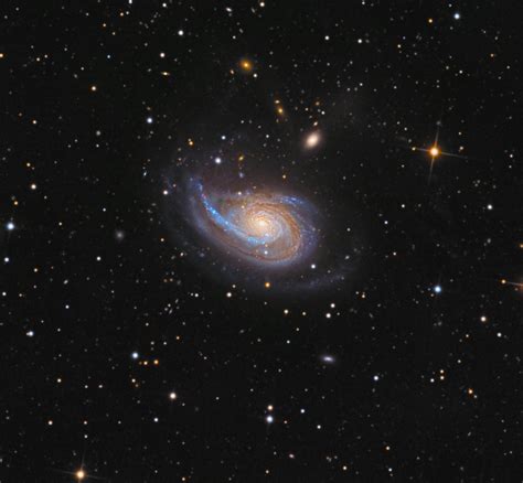 A Peculiar Galaxy [1993×1845] : r/Astronomy