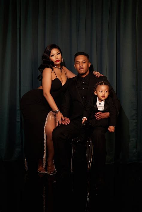 Nicki Minaj | Family photoshoot poses, Family photoshoot outfits, Family photo outfits