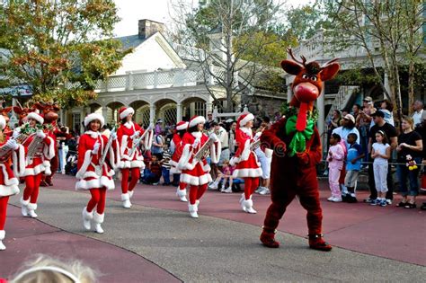 Walt Disney World Christmas Parade Editorial Photo - Image of disney ...