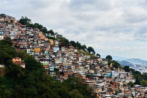 Favelas do Rio lideraram casos de covid durante avanço da variante delta