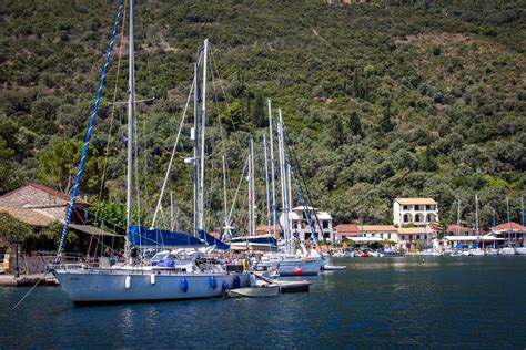 Sailing tour in Greece: How to sail without lifting a finger