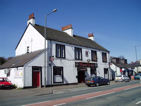 The Plean Tavern, Stirlingshire © Kevin Rae cc-by-sa/2.0 :: Geograph Britain and Ireland