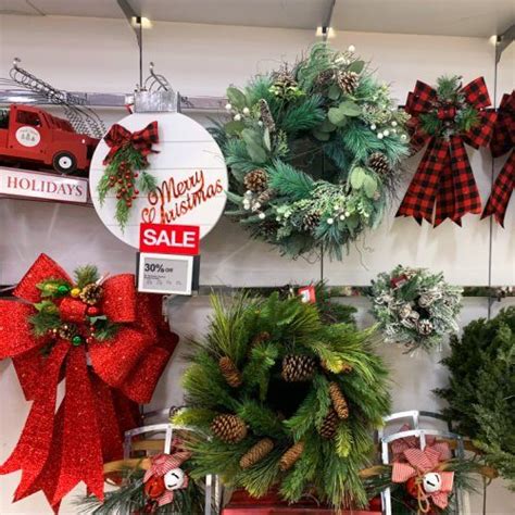 Kohl's Christmas Wreaths on Sale! So many cute options!