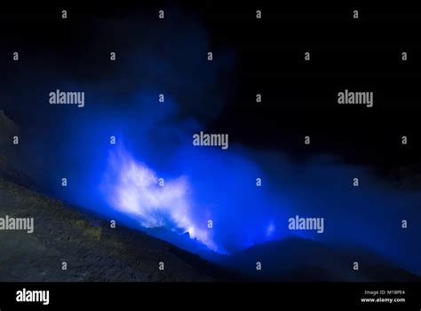 Vulcano Kawah Ijen, blue fire in volcano crater, volcanic complex Ijen ...