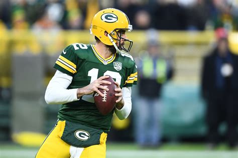 Aaron Rodgers defies logic, human limits on TD pass (Video)