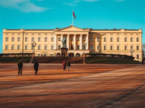 How To See The Oslo Royal Palace Changing Of The Guard Ceremony For FREE!