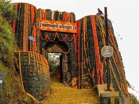 Pune Darwaja of Sinhgad fort (Kondhana) . . . Do follow us for more updates on upcoming treks ...