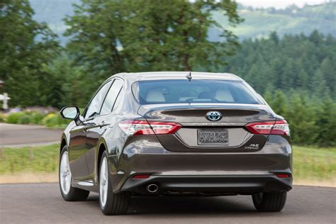 2018 Toyota Camry XLE Hybrid Rear View - The Green Car Guy