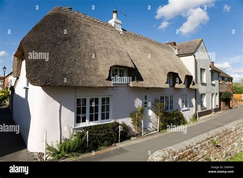 White washed cottages homes hi-res stock photography and images - Alamy