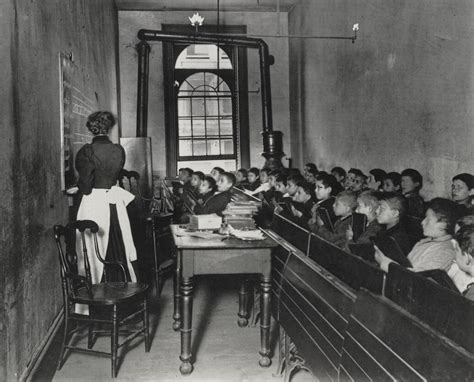 Jacob Riis, looks like a low class school | Black and white pictures, Lower east side, New york city