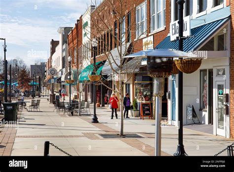 HICKORY, NC, USA-14 FEB 2023: Downtown plaza with outdoor dining, shoppers, storefronts, on ...