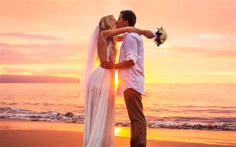 Kiss At Sunset Cute Couple Marriage Newly Married Images The Beach Hd Wallpaper : Wallpapers13.com