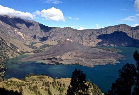 A Guide to Hiking Mount Rinjani – Evelyn Cheng – Medium