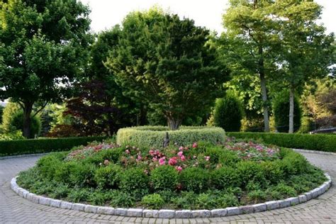 Circular Driveway Landscape Design for Your Home