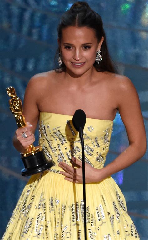 Alicia Vikander Wins Oscar for Best Supporting Actress | E! News