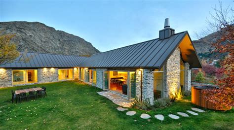 This large, luxury Queenstown holiday home is comfortable and affordable. | New zealand houses ...