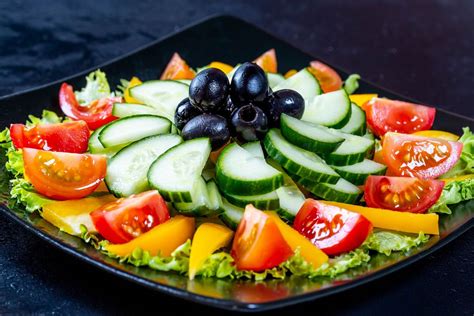 Healthy diet. Salad with raspberries and vegetables on a dark background - Creative Commons Bilder