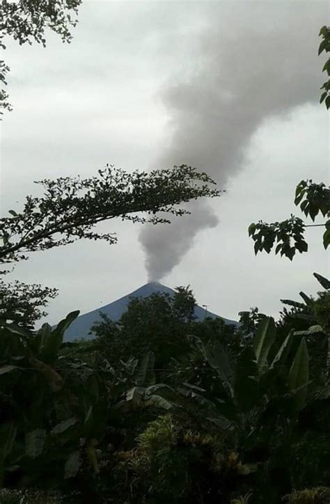 Residents flee after Papua New Guinea volcano erupts | Inquirer News