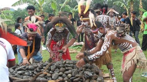 Upacara Bakar Batu dari Papua, Unik dan Menarik