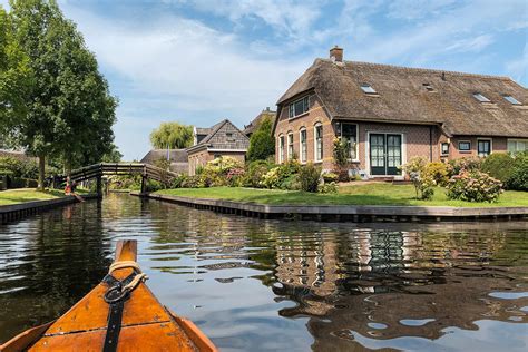 4 Easy Ways to Rent a Boat in Giethoorn, Netherlands