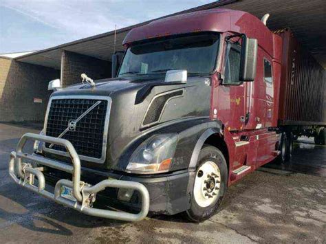 VOLVO VNL 730 (2008) : Sleeper Semi Trucks