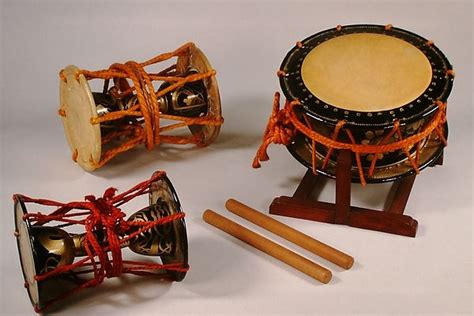 Three drums used in Noh performances: Kotsuzumi (a small hand drum), otsuzumi (a large hand drum ...