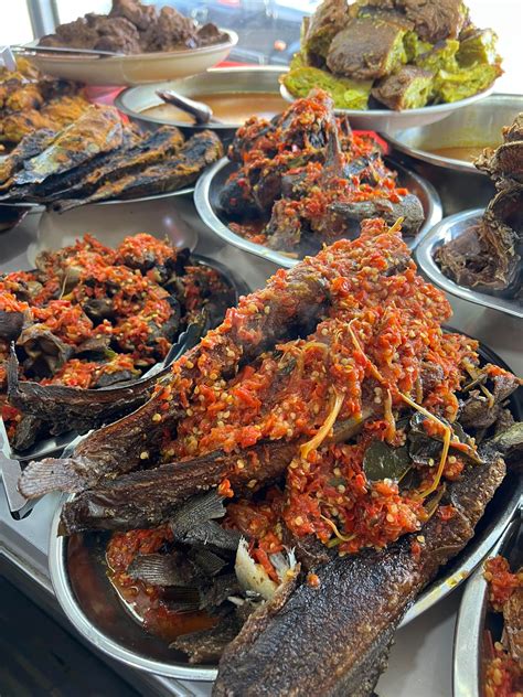 MAKAN NASI PADANG KAMPUNG MELAYU MAJIDEE