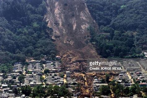 El Salvador Earthquake 2001 Photos and Premium High Res Pictures ...