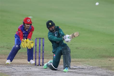 Shadab Khan tees off against the spinners | ESPNcricinfo.com