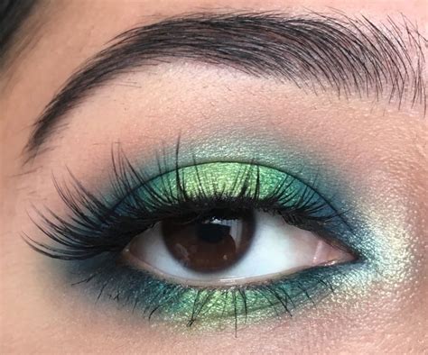 Green and blue halo eye | Halo eye makeup, Makeup for green eyes, Pretty eye makeup