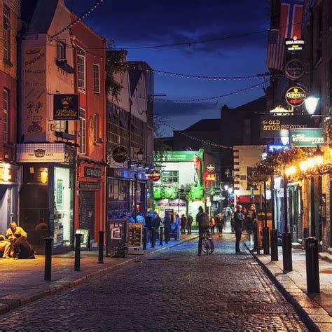 Temple Bar in Dublin at night – Stock Editorial Photo © MadrugadaVerde #54189071