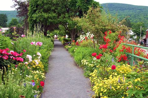 Musings in Mass: Shelburne Falls/Bridge of Flowers