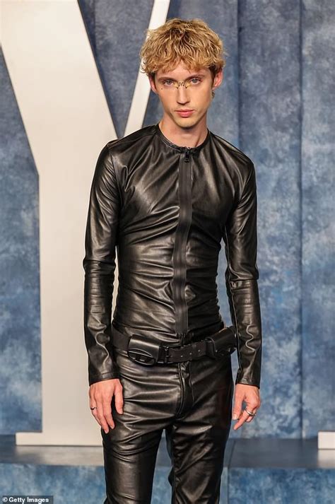 Troye Sivan turns heads as he attends the 2023 Vanity Fair Oscar Party ...