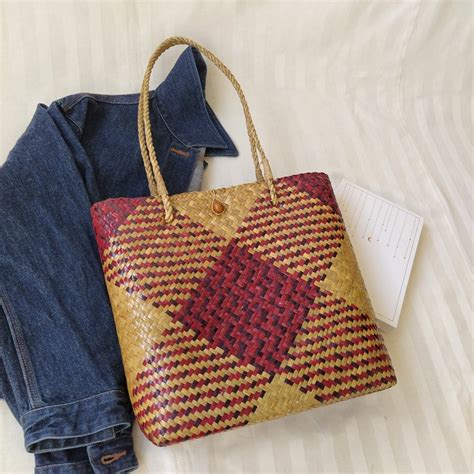 MENGKUANG BAG HAND CRAFTED VARIETY OF COLORS AND DESIGNS / BEG ANYAMAN ...