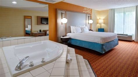 35 Michigan Hot Tub Suites and Hotels with In-room Jacuzzi