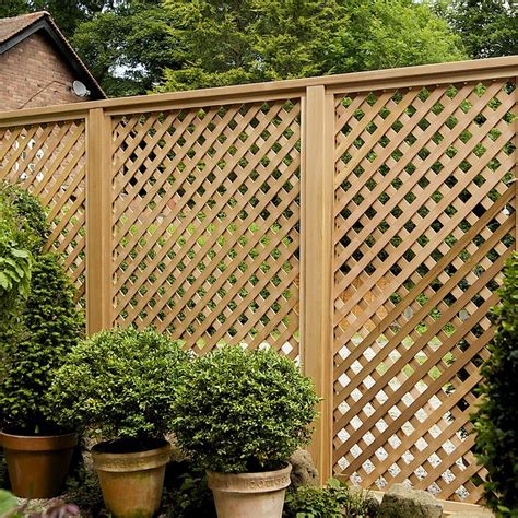 Hot Tub Lattice Privacy Fence - WoodWorking Projects & Plans