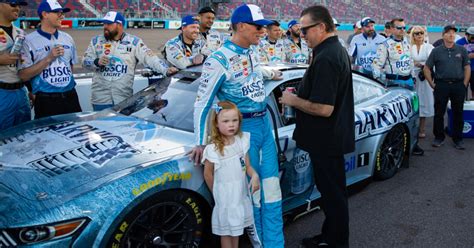 Kevin Harvick gives final toast with his Stewart-Haas Racing team after Phoenix race